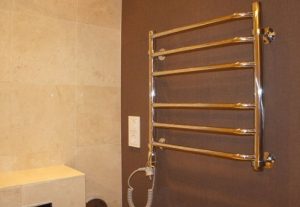 Установка электрического полотенцесушителя в ванной в Северске